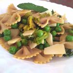 Primi piatti vegetariani: farfalle integrali con piselli verdi e fiori di zucca senza burro!