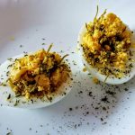 Antipasti facili ed economici: uova ripiene con caroselle!