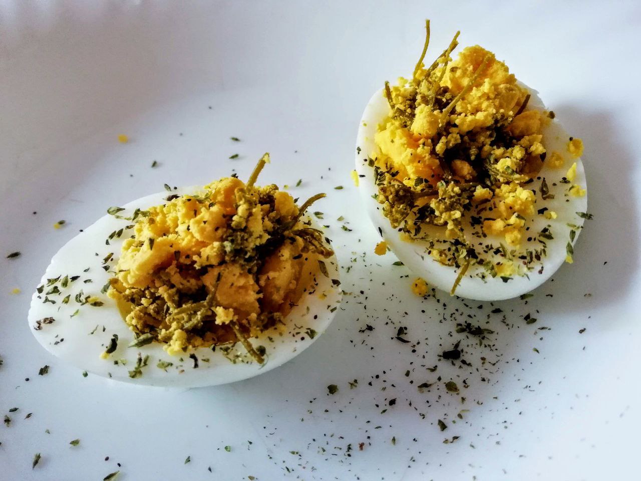 Antipasti facili ed economici: uova ripiene con caroselle!