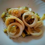 Calamaro in padella con zucchine e capperi