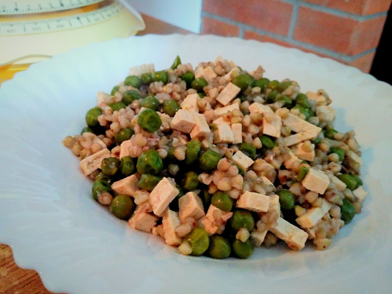 Grano saraceno in versione vegan con piselli e tofu