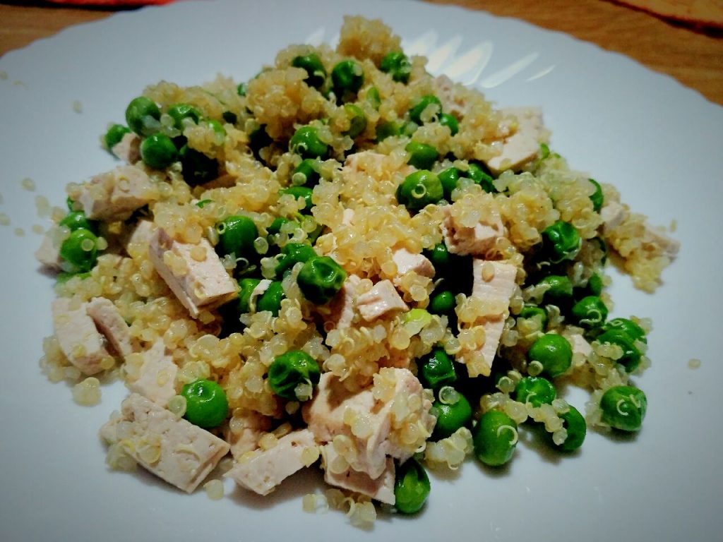 Quinoa vegan: con piselli verdi e tofu