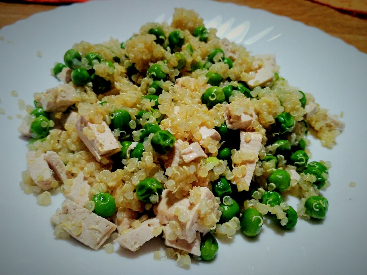 Quinoa vegan: con piselli verdi e tofu