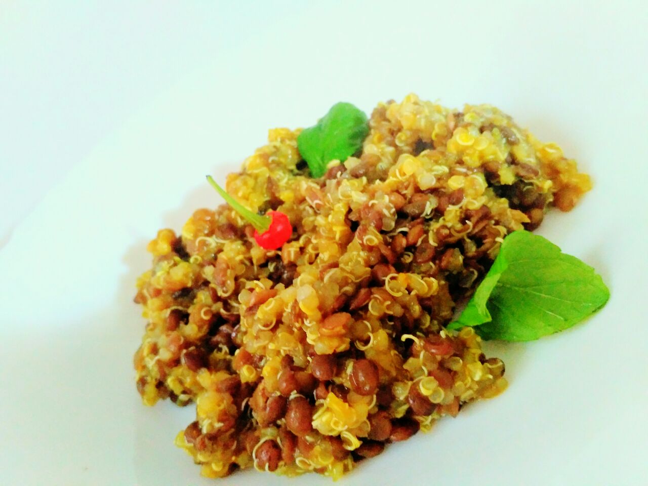 Quinoa speziata e vegan: con lenticchie, curcuma e peperoncino