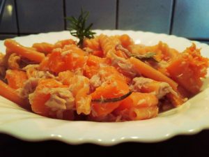 Pasta di lenticchie rosse con zucca gialla e tonno