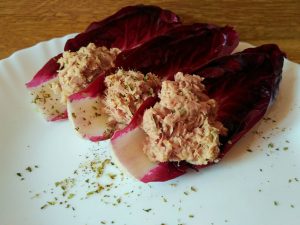 Antipasti leggeri: barchette di radicchio al tonno senza formaggio