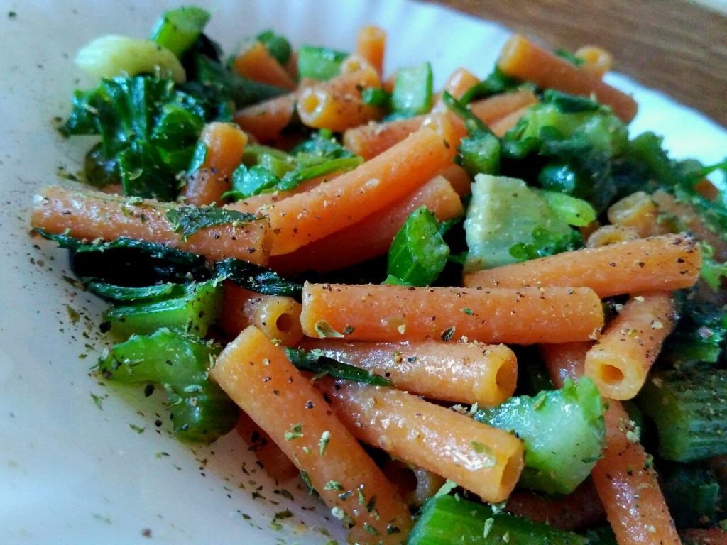 Primi piatti vegetariani: sedanini di lenticchie rosse con sedano