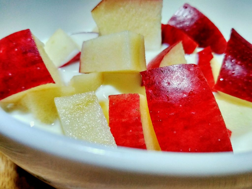 Il binomio perfetto a colazione: mela rossa e yogurt