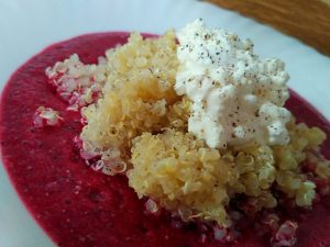 Piatti unici: quinoa con crema di barbabietole e fiocchi di latte!