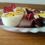 Insalata autunnale: nutriente e leggera, a base di uova e radicchio!