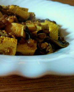 Ricette vegane: zuppa di lenticchie e tofu con funghi champignon