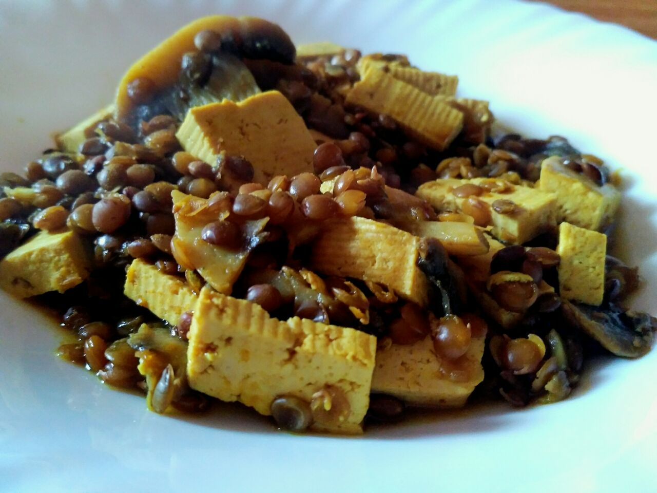 Ricette vegane: zuppa di lenticchie e tofu con funghi champignon