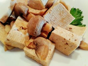 Ricette vegane: tofu con funghi champignon al vino bianco