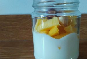Yogurt magro, mango e nocciole