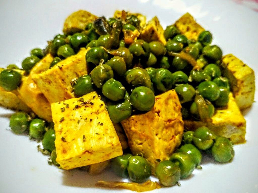 Ricette vegane: tofu al curry con piselli 