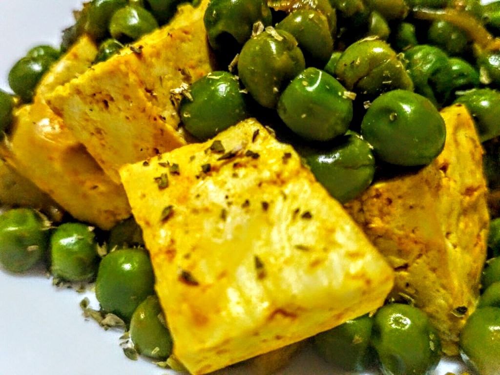 Ricette vegane: tofu al curry con piselli