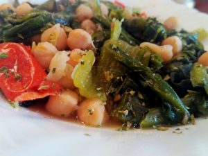 Ricette a base di legumi: zuppa di ceci e scarola al peperoncino!