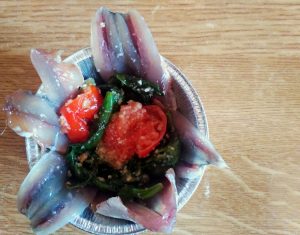 Piatti a base di pesce: tortino di alici e scarole con pomodorini