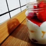 Dessert di yogurt magro, fragole e mango
