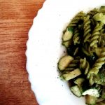 Primi piatti leggeri: pasta di piselli verdi con zucchine, senza formaggio e senza burro!