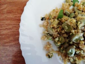 Ricette primaverili: quinoa integrale con fave fresche!