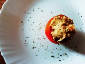 Antipasti vegetariani: pomodori ripieni con crema di ceci e curcuma!