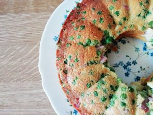 Antipasti primaverili: ciambella salata con piselli verdi e prosciutto cotto!