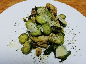 Pollo ruspante con zucchine, grana e capperi
