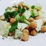 Piatti unici leggeri: insalata di ceci e cetrioli, fresca ed economica!