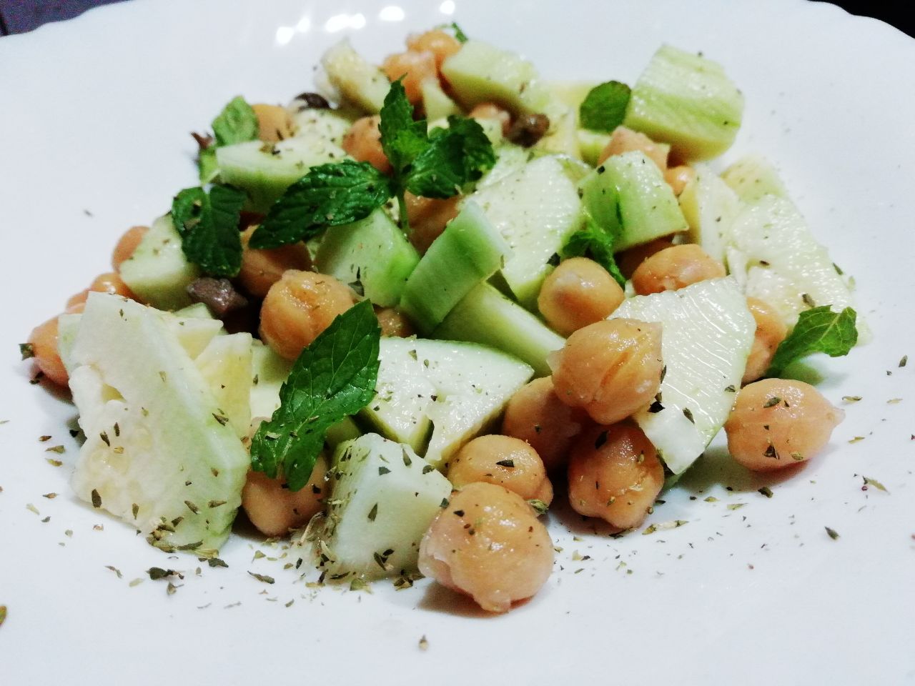 Piatti unici leggeri: insalata di ceci e cetrioli, fresca ed economica!