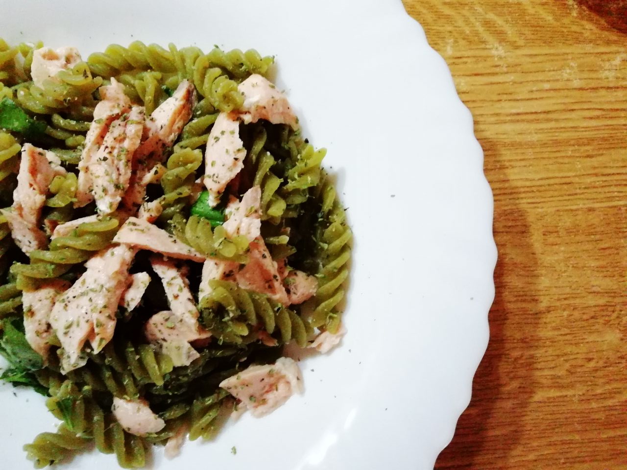 Primi piatti leggeri: pasta di piselli verdi al salmone!