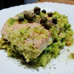 Secondi piatti a base di pesce: trancio di salmone con zucchine e capperi!