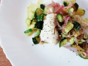Secondi piatti a base di pesce: merluzzo e zucchine in agrodolce con cipolla rossa di Tropea!