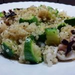 Primi piatti a base di pesce e senza glutine: quinoa con seppioline e zucchine!