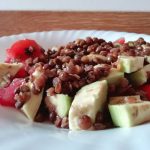 Ricette vegetariane a base di legumi: lenticchie con avocado e pomodori!