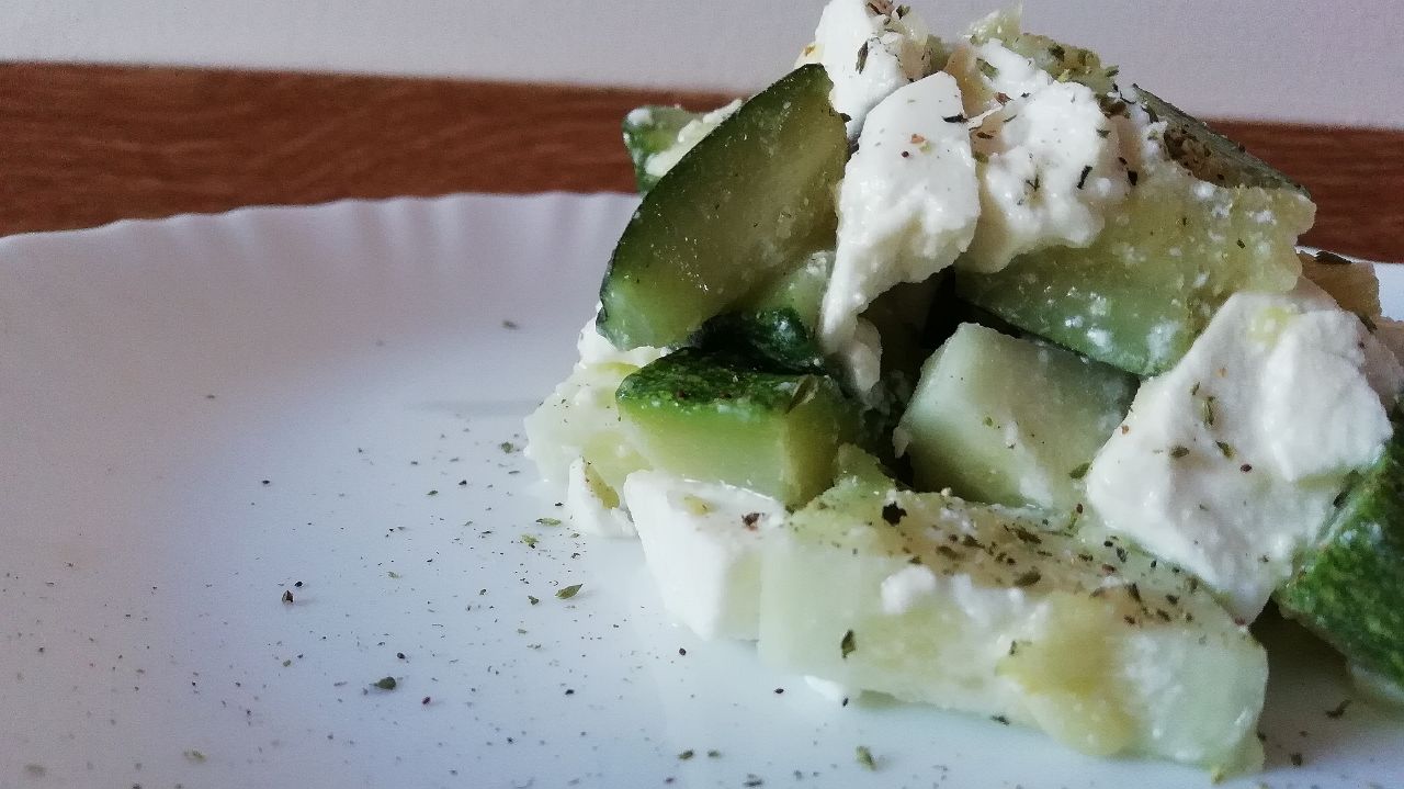 Ricette estive leggere: insalata di feta greca con cetrioli e zucchine!