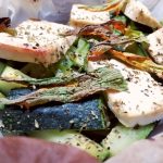 Ricette vegetariane con verdure: tofu, zucchine e fiori di zucca al forno!
