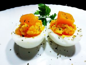Antipasti facili ed economici: uova sode ripiene con zucca!