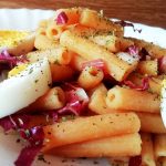 Primi piatti senza glutine: pasta di lenticchie con radicchio e uova sode!