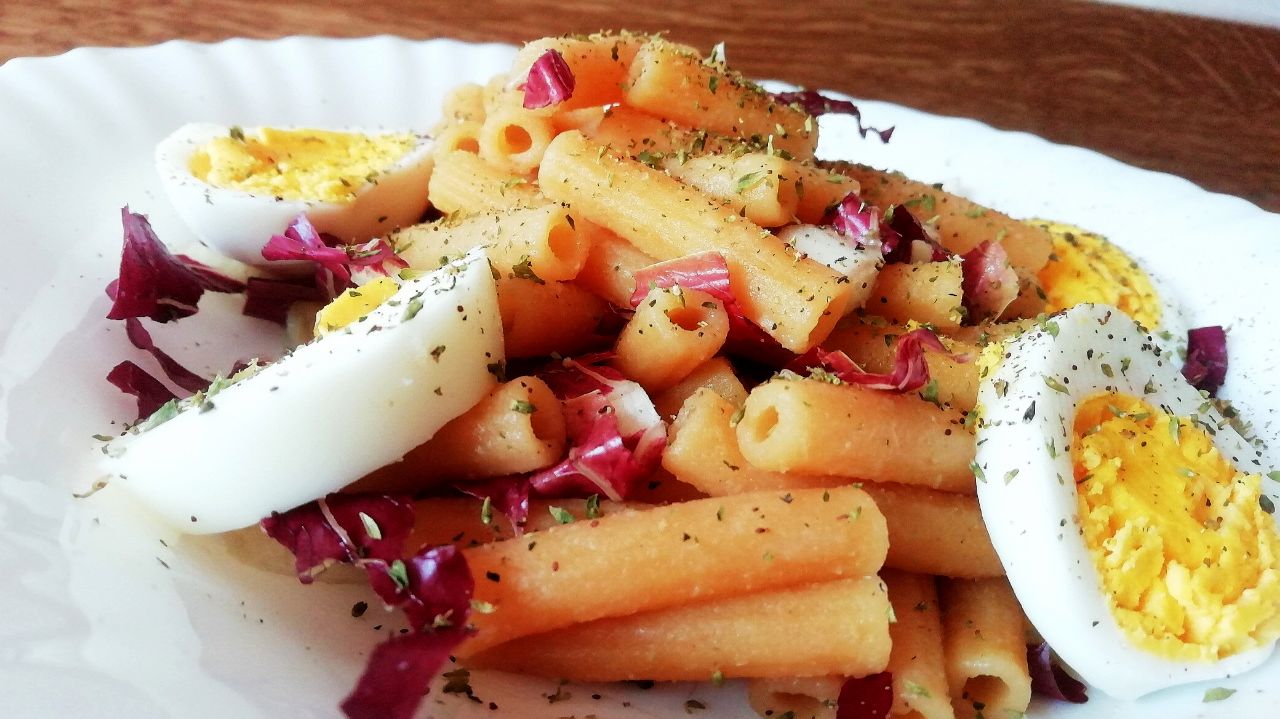 Primi piatti senza glutine: pasta di lenticchie con radicchio e uova sode!