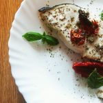Secondi piatti a base di pesce: pesce spada al forno con capperi e pomodori secchi!