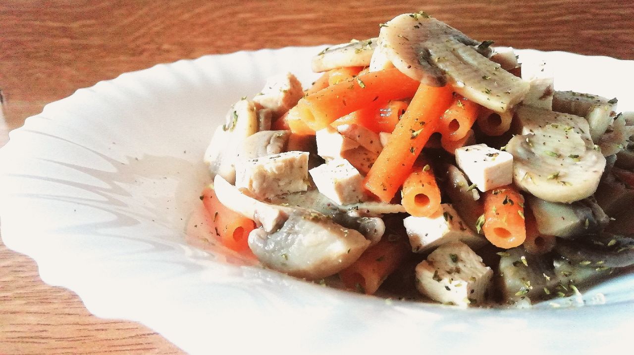 Primi piatti senza glutine: sedanini di lenticchie rosse con funghi champignon e tofu!