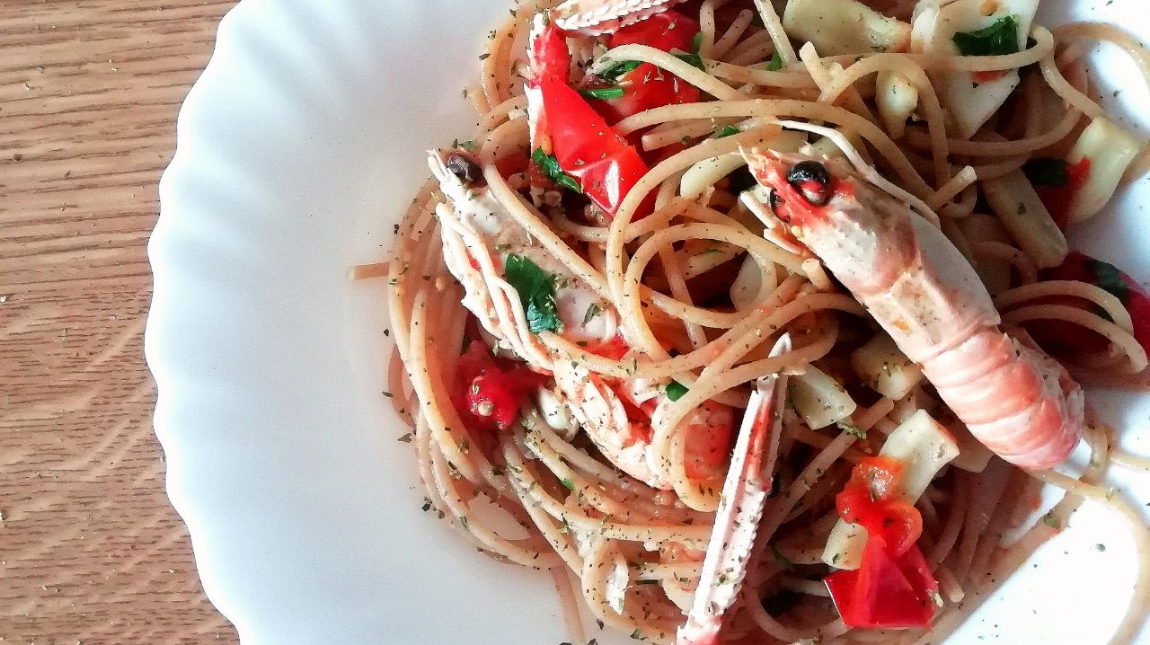 Primi piatti a base di pesce: spaghetti integrali con scampi, seppioline, gamberetti e totano!
