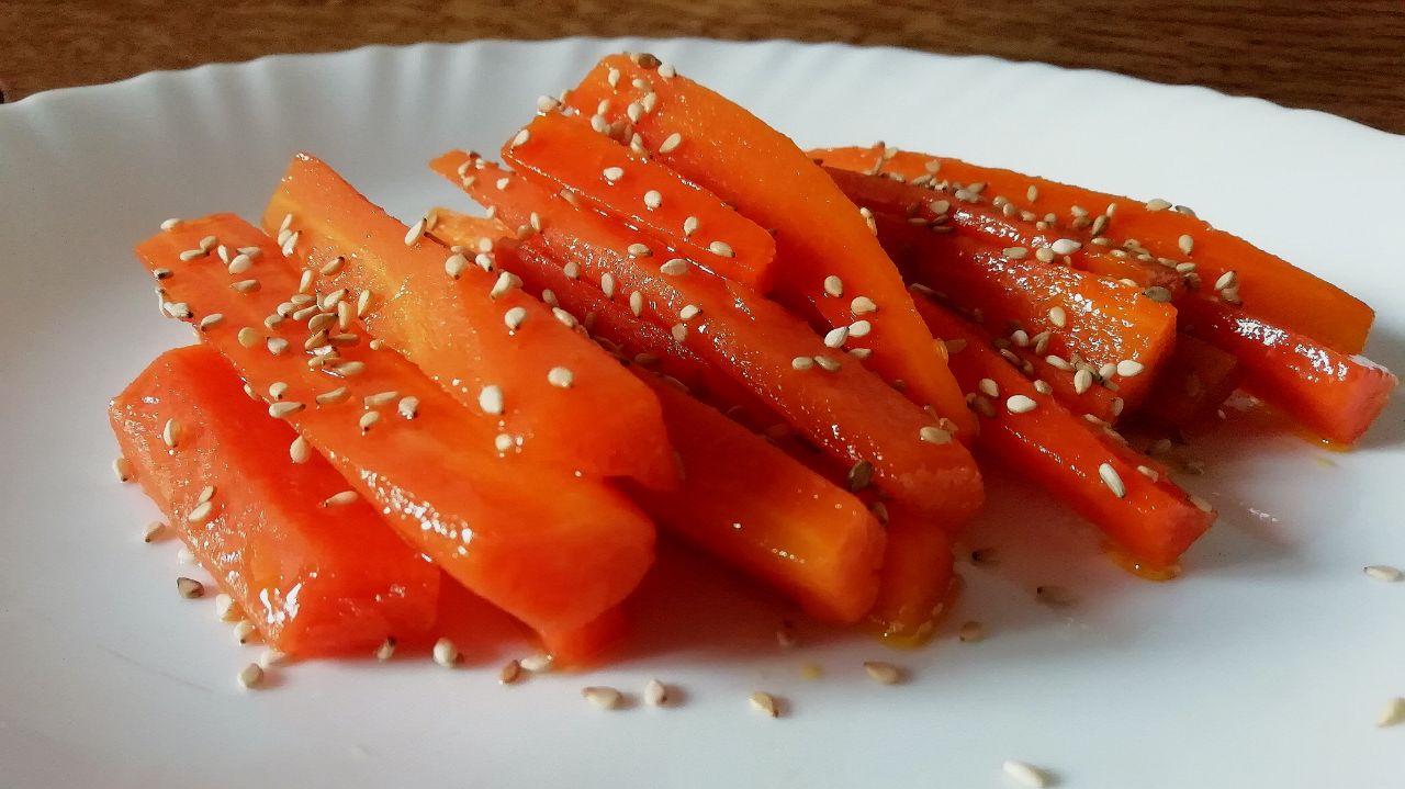 Contorni semplici e leggeri: carote in agrodolce con semi di sesamo!