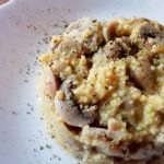 Primi piatti senza glutine: cous cous di riso e mais con funghi champignon e curcuma!