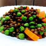 Ricette a base di legumi: insalata di lenticchie, piselli e carote!