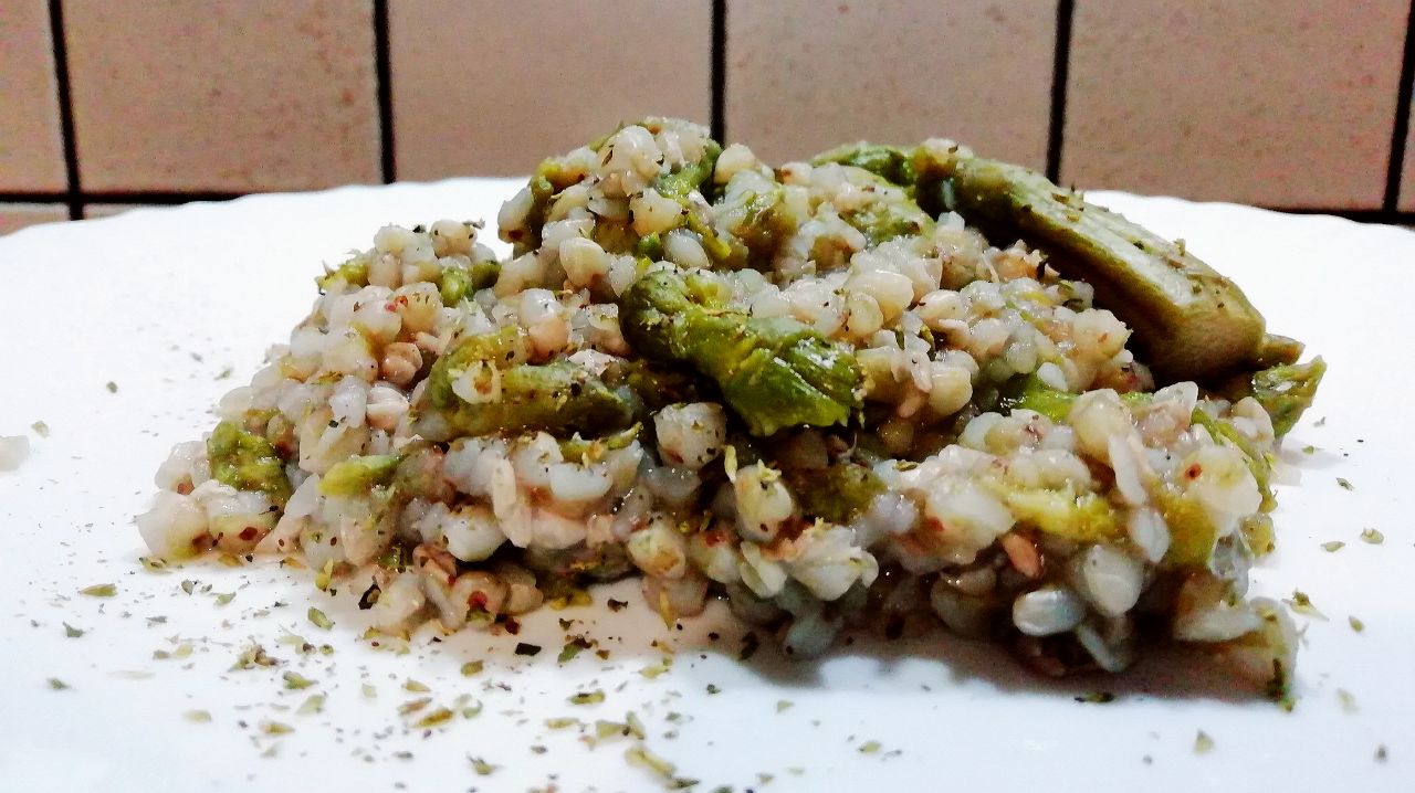 Primi piatti senza glutine a base di verdure: grano saraceno agli asparagi!