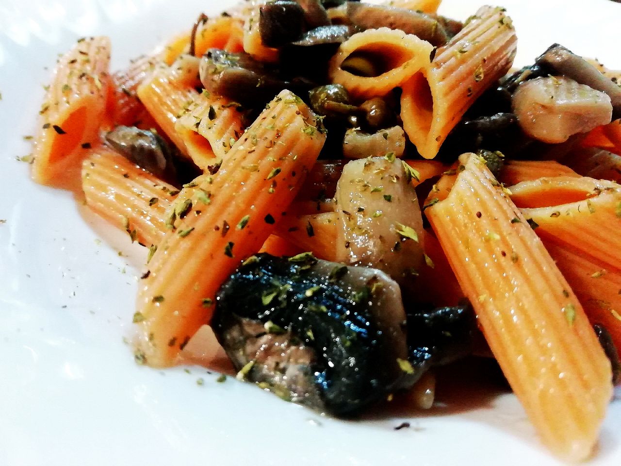 Primi piatti vegetariani senza glutine: penne di lenticchie rosse con funghi e capperi!