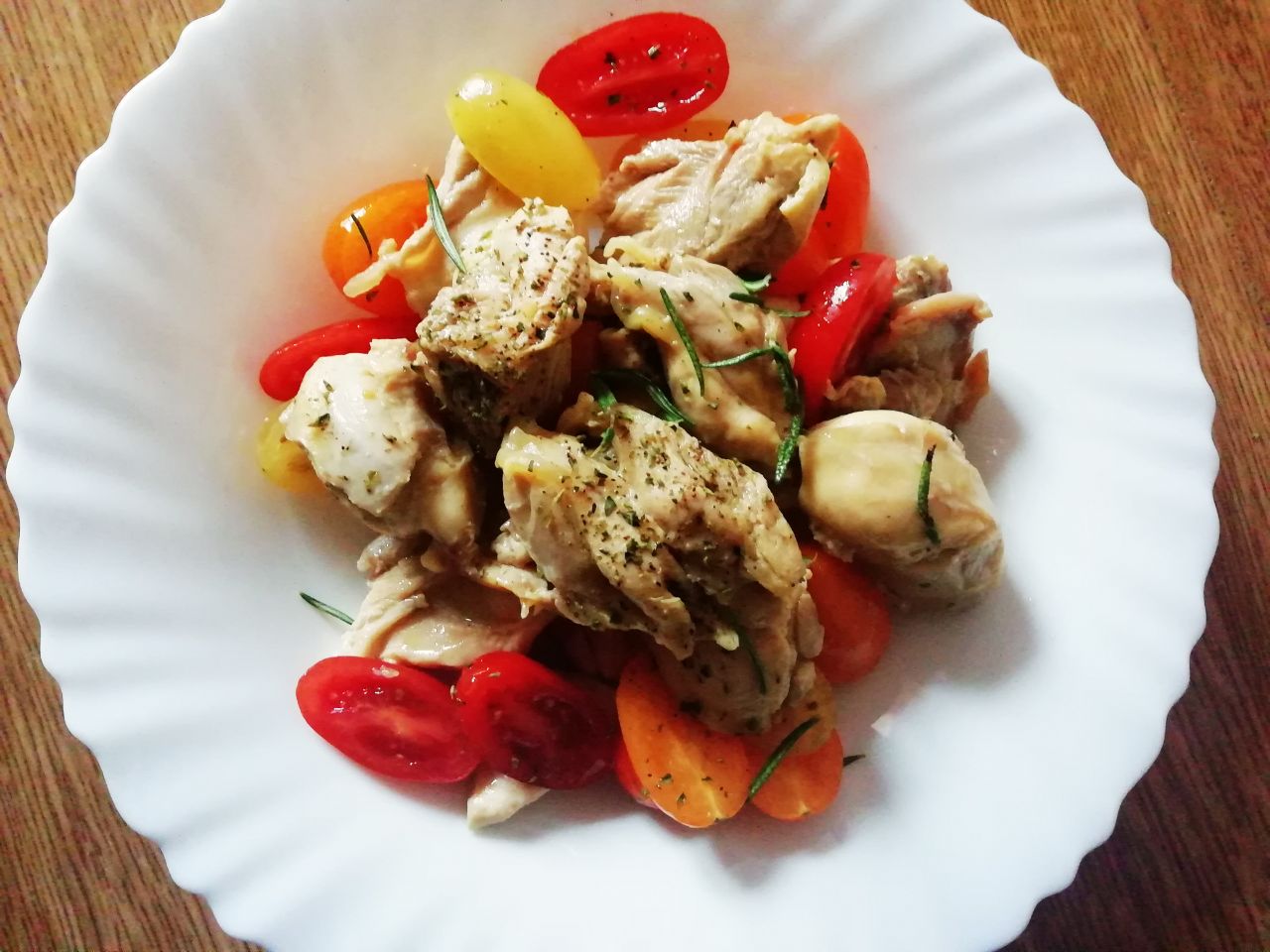 Secondi piatti a base di carne: insalata di pollo ruspante con pomodori datterini!