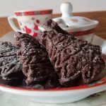 Dolci natalizi senza burro e senza lattosio: biscotti al cacao amaro con zucchero di canna!